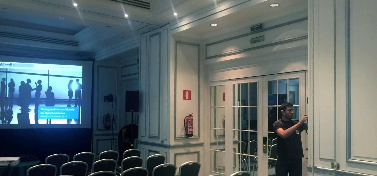 Ultimando detalles técnicos previos al inicio del encuentro de Amundi en The Westin Palace Madrid